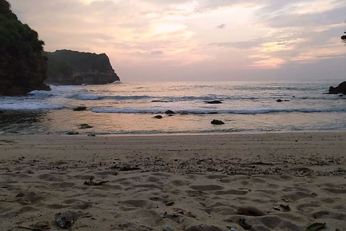 Santai Asik di Pantai Ngetun Gunung Kidul - WidyaLoka Wisata