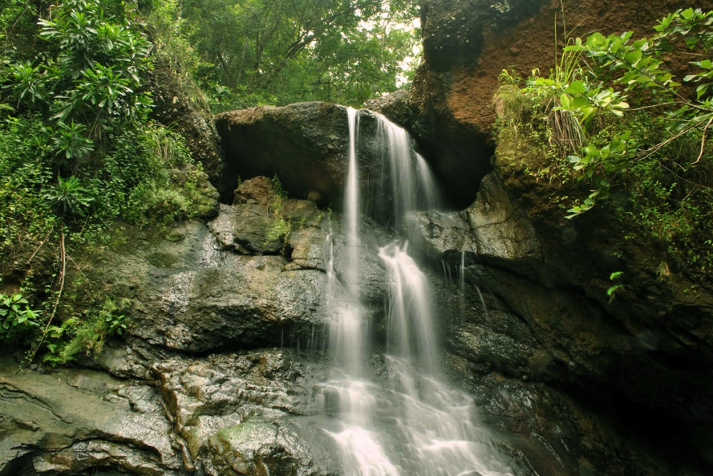Air Terjun Seribu Batu: Keindahan Tersembunyi di Pedalaman Jawa Barat