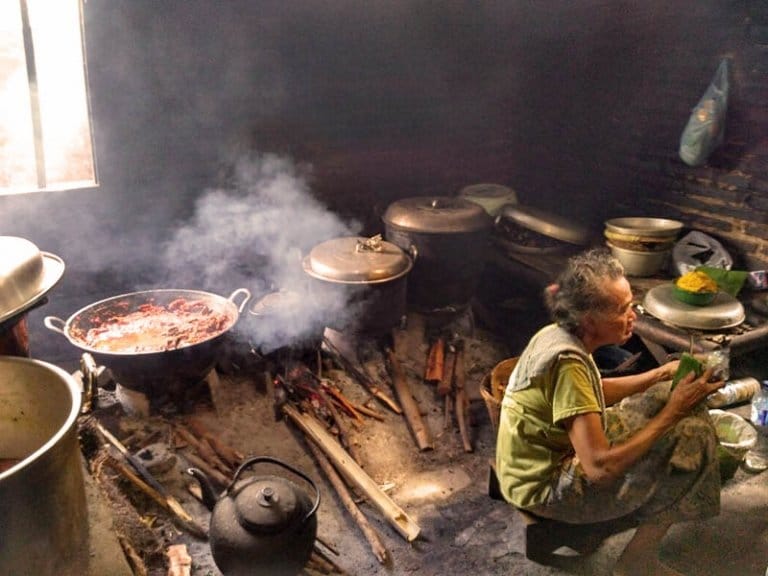 Menikmati Kuliner Tengah Malam Khas Gudeg Pawon