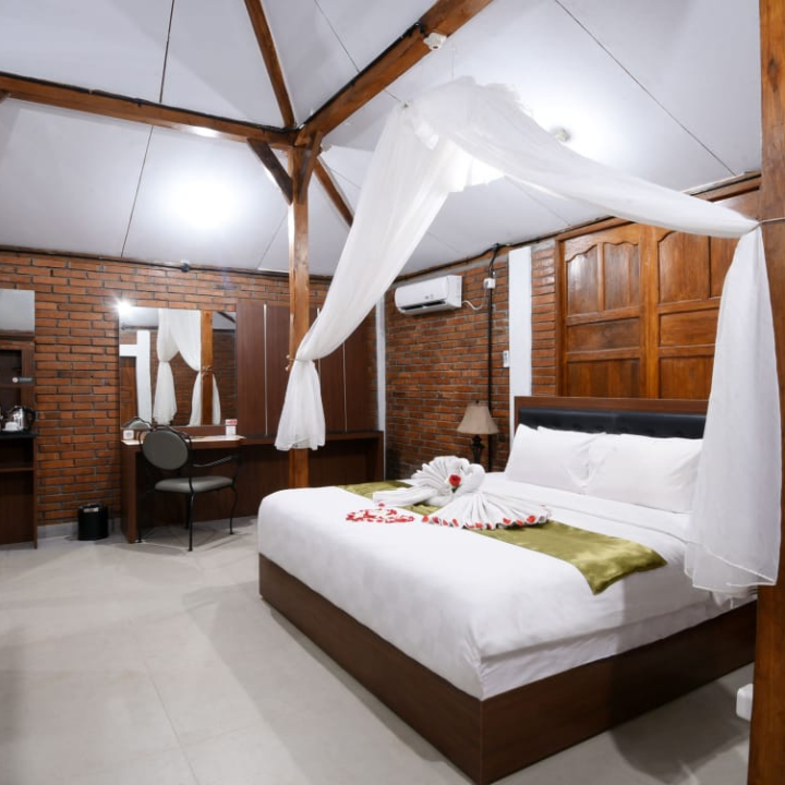 D_Kaliurang-Resort-Romantic-set-up-room