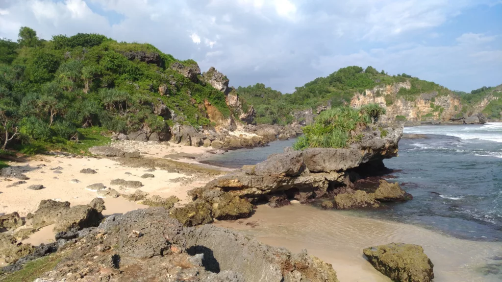 Pantai Watu Bolong Gunung Kidul