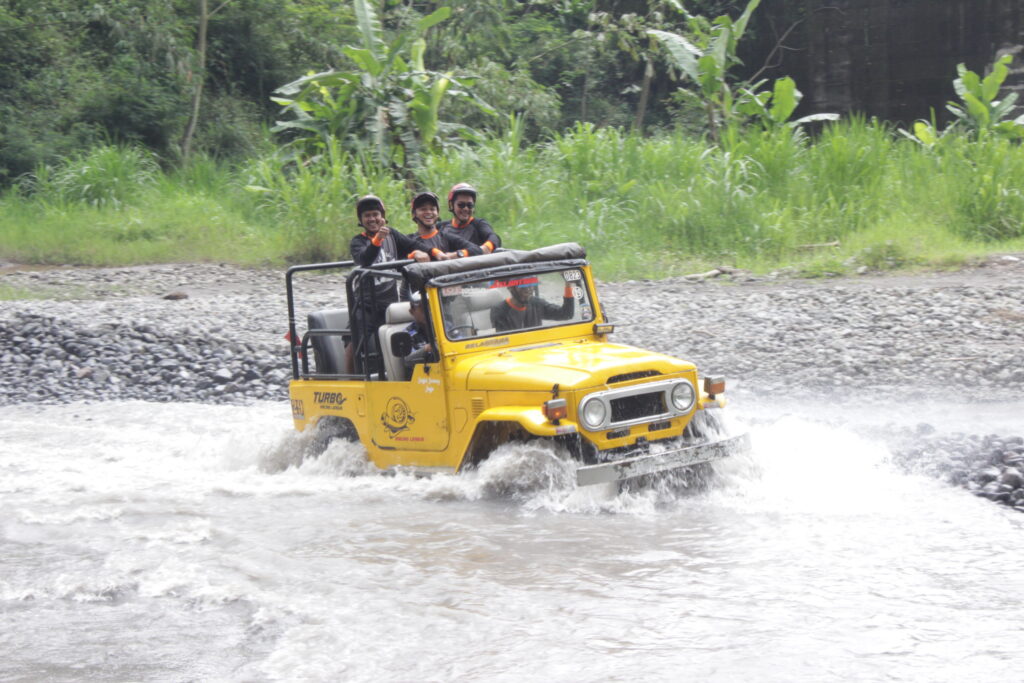 Liburan naik Jeep Widyaloka